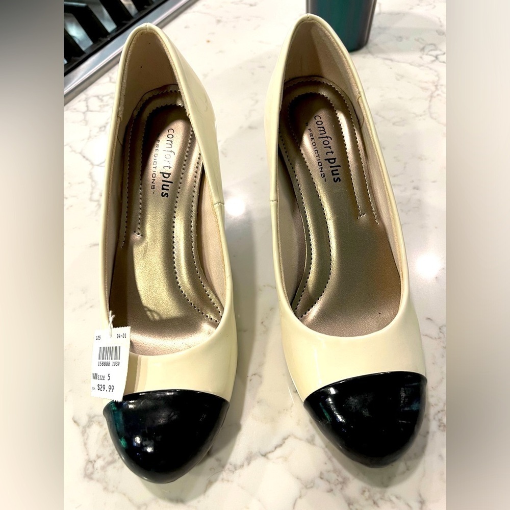 NWT Comfort Plus Predictions Black/White Faux Patent Leather  2.5” Heel Size 5
